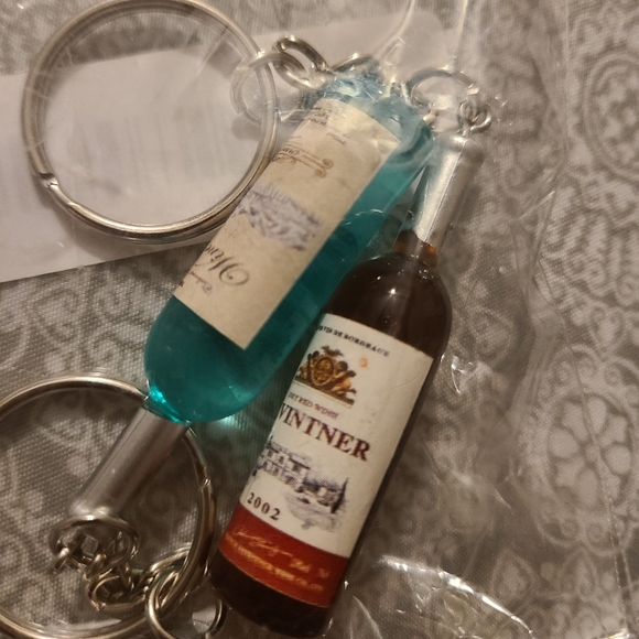 NWT package of 2 wine bottle keychains. - Picture 1 of 1